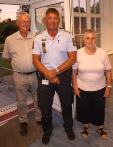 Politibetjent, Lars Kistrup i midten, tv. Bent Mortensen, Beboerbladets Redaktør, th. Solveig Clausen, Formand for Stokkemarke Beboerforening. Foto Mette Bacher[